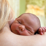 Trẻ sơ sinh 2 tuần tuổi – mẹ cần lưu ý những gì?