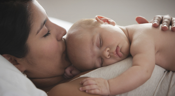 Trẻ nên ngủ với mẹ từ sơ sinh cho đến khi 3 tuổi