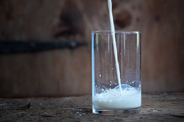 nhiều người thường xuyên uống sữa mà không biết họ bị tình trạng không dung nạp lactose